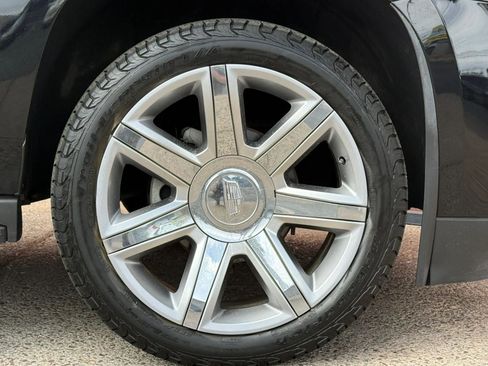 Used 2018 Cadillac Escalade Luxury AWD/4WD image 25