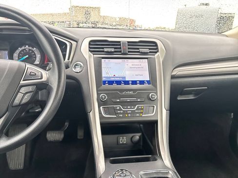 Used 2020 Ford Fusion SE FWD image 22