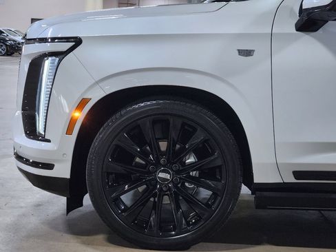 Used 2025 Cadillac Escalade Sport Platinum w/ LPO, ONYX Package AWD/4WD image 4