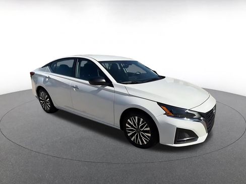 Used 2025 Nissan Altima 2.5 SV FWD image 2