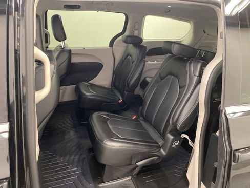 Used 2023 Chrysler Pacifica Touring-L FWD image 21