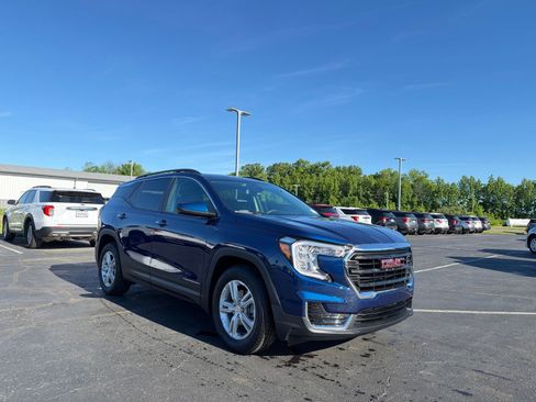 Used 2022 GMC Terrain SLE w/ Driver Convenience Package FWD image 4