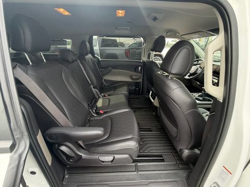 Used 2025 Kia Carnival EX FWD image 15