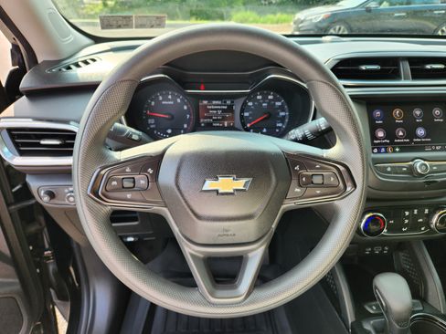 Used 2021 Chevrolet TrailBlazer LT w/ LPO, Blackout Package FWD image 18