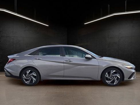 Used 2025 Hyundai Elantra SEL FWD image 8