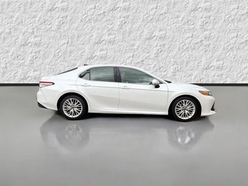 Used 2018 Toyota Camry XLE FWD image 2