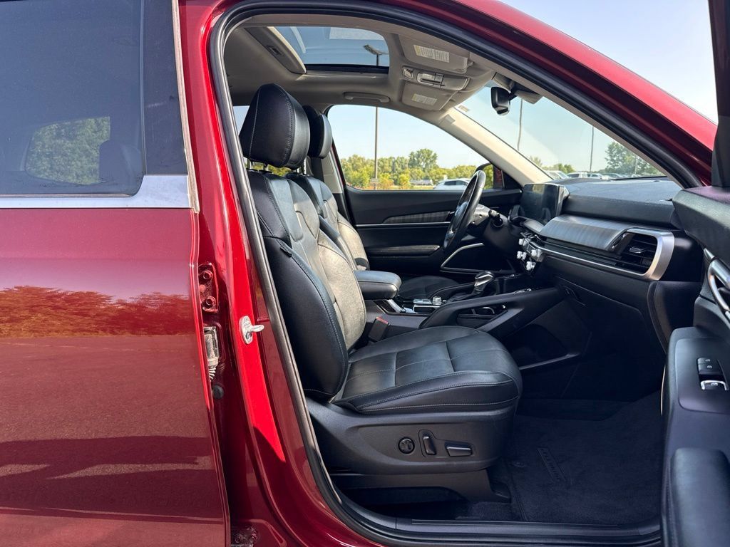 Used 2023 Kia Telluride EX w/ EX Captain's Chair Package AWD/4WD image 11