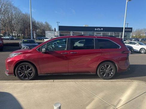 Used 2022 Toyota Sienna XSE image 3