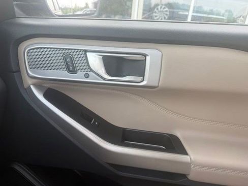 Used 2022 Ford Explorer Limited w/ Equipment Group 301A AWD/4WD image 16