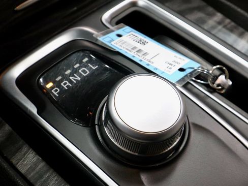 Used 2018 Chrysler 300 Touring L image 32