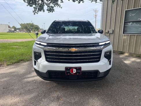 Used 2026 Chevrolet Traverse LT FWD image 3