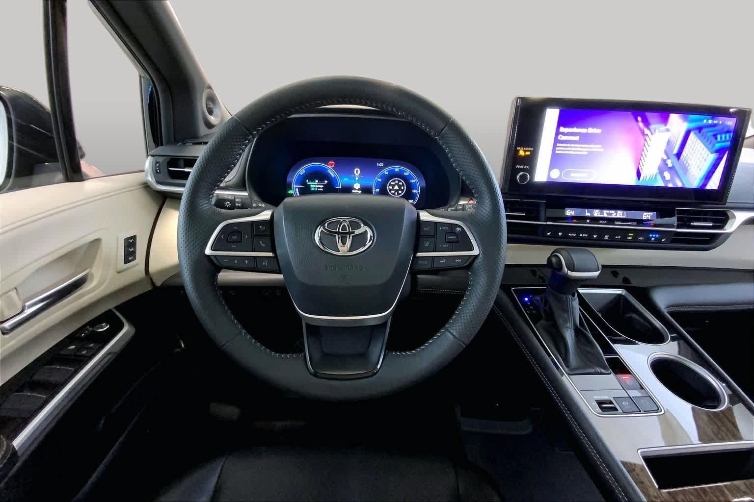 Used 2025 Toyota Sienna Platinum AWD/4WD image 5