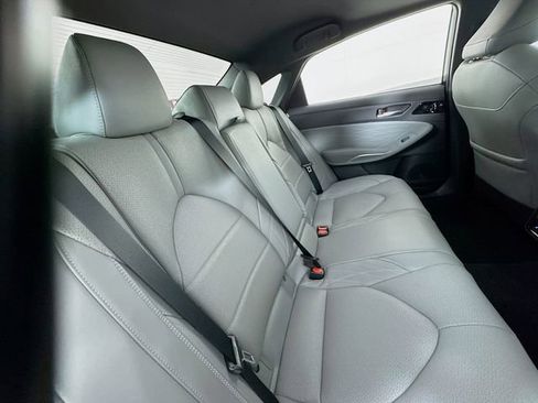 Used 2021 Toyota Avalon Limited image 33