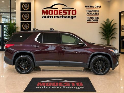 Used 2020 Chevrolet Traverse LT w/ LPO, Blackout Package AWD/4WD image 2