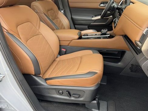 Used 2025 Nissan Pathfinder Platinum w/ Cargo Package image 11