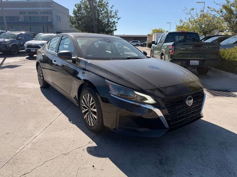 Used 2025 Nissan Altima 2.5 SV FWD image 7