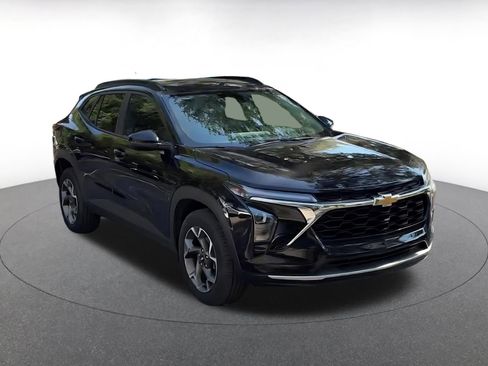 Used 2025 Chevrolet Trax LT w/ LT Convenience Package image 3