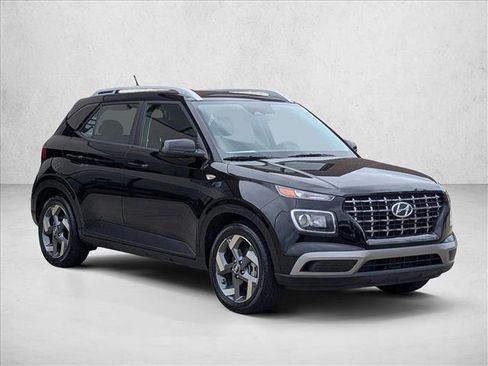 Used 2024 Hyundai Venue SEL image 3