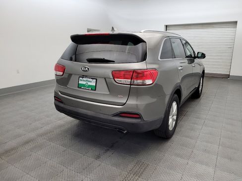 Used 2017 Kia Sorento LX w/ LX Convenience Package image 7