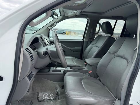 Used 2016 Nissan Frontier SL w/ Moonroof Package AWD/4WD image 9