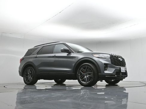 Used 2025 Ford Explorer ST-Line w/ Premium Package RWD image 3