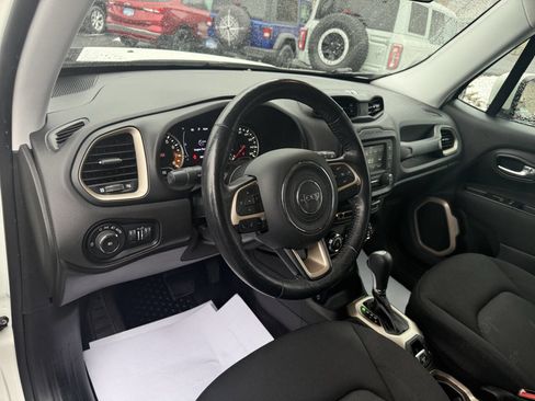 Used 2017 Jeep Renegade Latitude w/ Cold Weather Group image 23