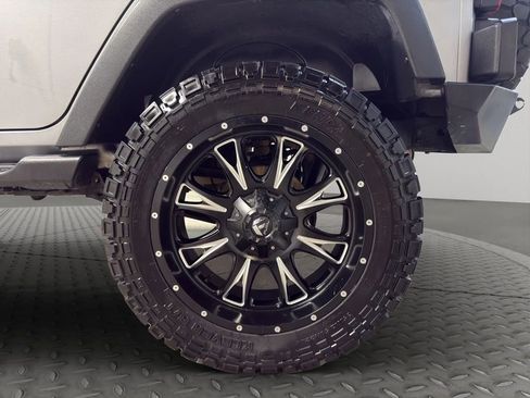 Used 2018 Jeep Wrangler Unlimited Rubicon w/ Connectivity Group image 19