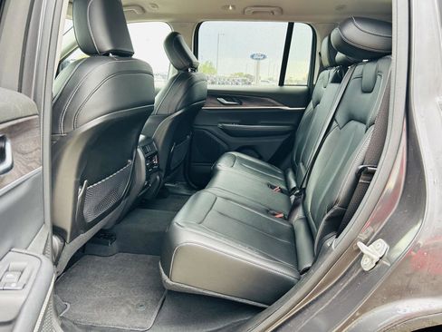 Used 2023 Jeep Grand Cherokee Limited w/ Black Appearance Package AWD/4WD image 29