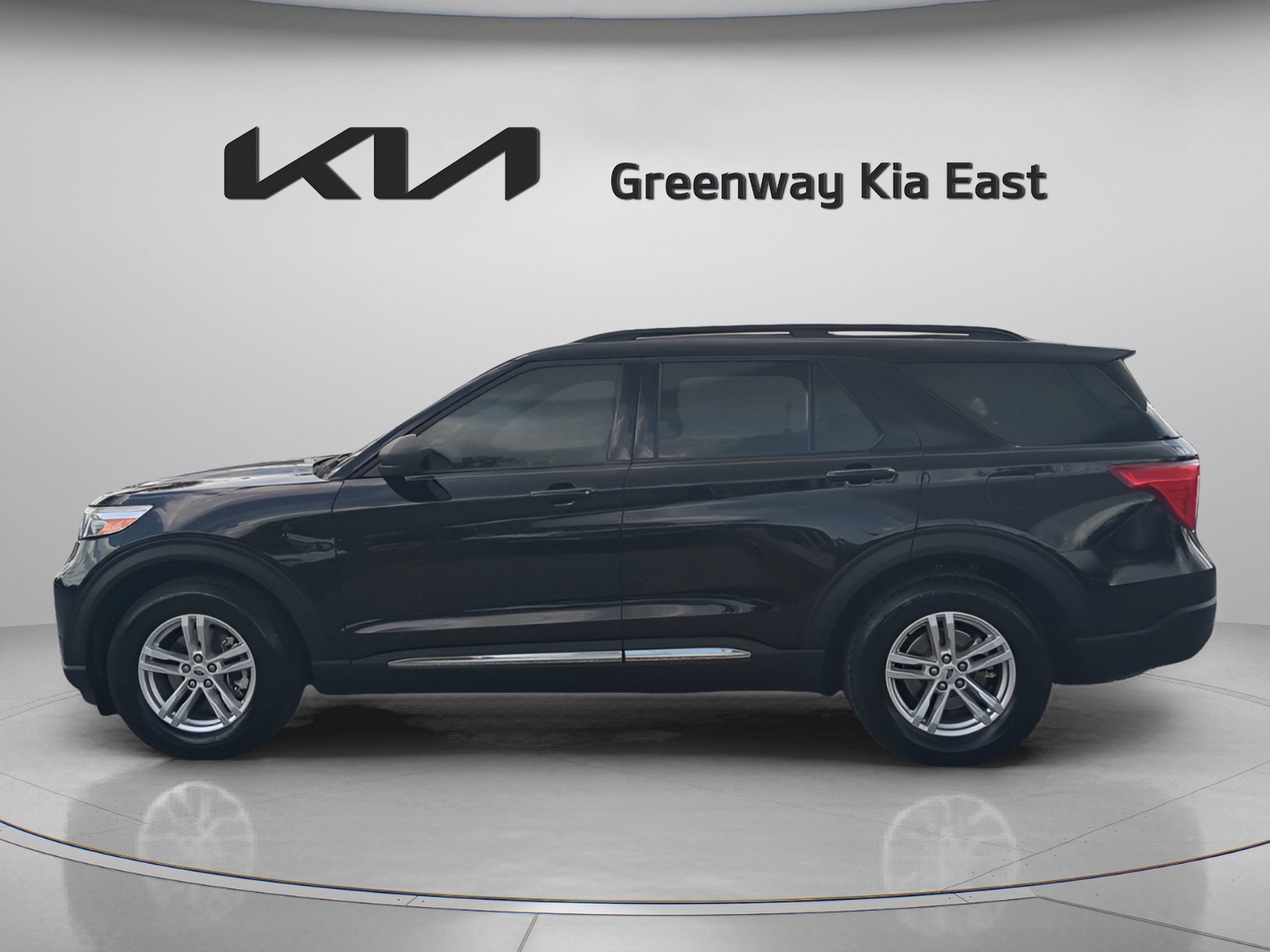 Used 2023 Ford Explorer XLT RWD image 9
