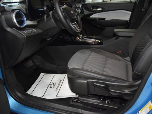Used 2025 Chevrolet Trax LT w/ Driver Confidence Package FWD image 37