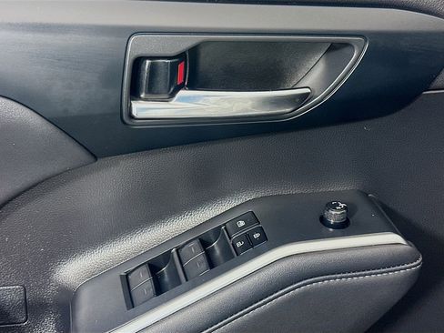 Used 2023 Toyota Highlander XLE FWD image 18