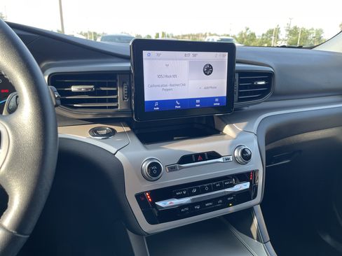 Used 2023 Ford Explorer XLT AWD/4WD image 17