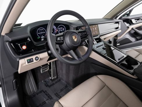 Certified 2025 Porsche Panamera 4 image 4