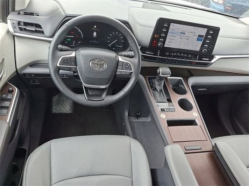 Used 2023 Toyota Sienna XLE image 10