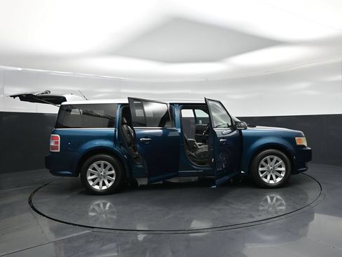 Used 2011 Ford Flex SEL FWD image 4