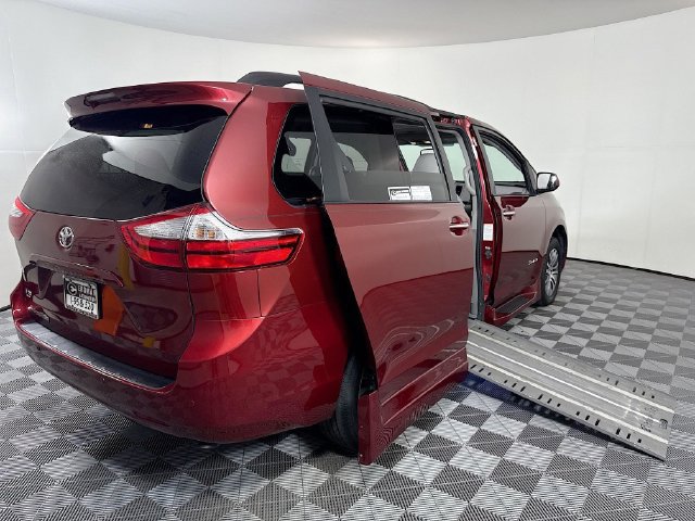 Used 2016 Toyota Sienna XLE w/ XLE Navigation Package FWD image 23