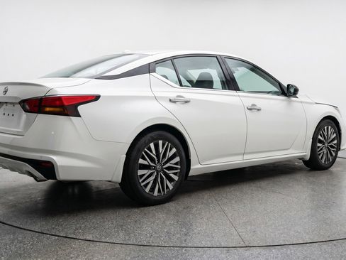 Used 2025 Nissan Altima 2.5 SV FWD image 9