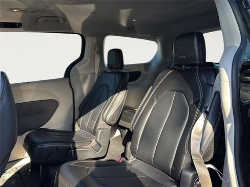 Used 2024 Chrysler Pacifica Touring-L image 20