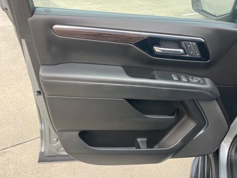 Used 2025 Chevrolet Suburban LT RWD image 14