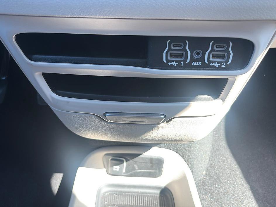 Used 2024 Chrysler Pacifica Touring-L FWD image 37