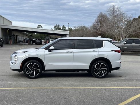 Used 2022 Mitsubishi Outlander SE image 2