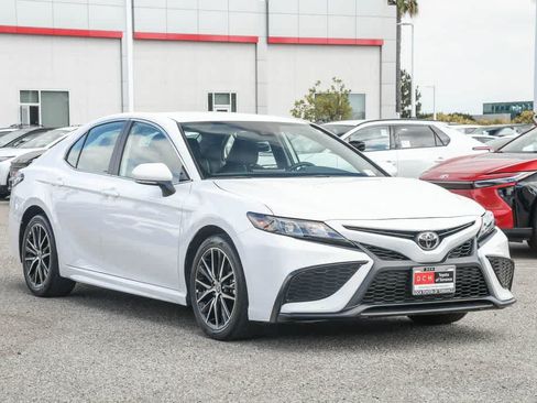 Used 2024 Toyota Camry SE FWD image 3