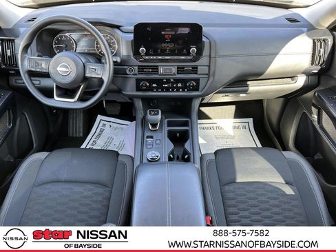Used 2024 Nissan Pathfinder S image 11
