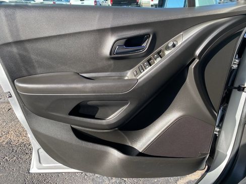 Used 2017 Chevrolet Trax LT w/ LT Convenience Package image 27