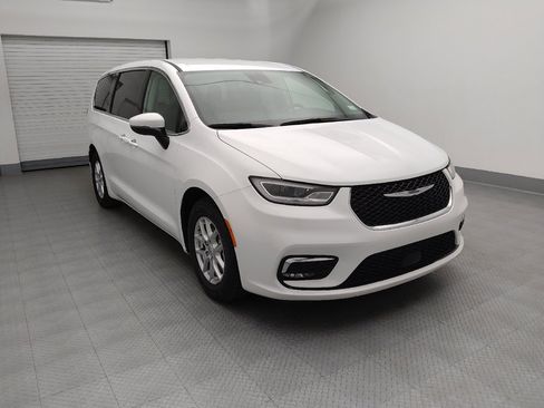 Used 2023 Chrysler Pacifica Touring-L FWD image 13