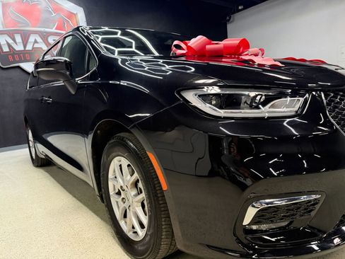 Used 2023 Chrysler Pacifica Touring-L image 5