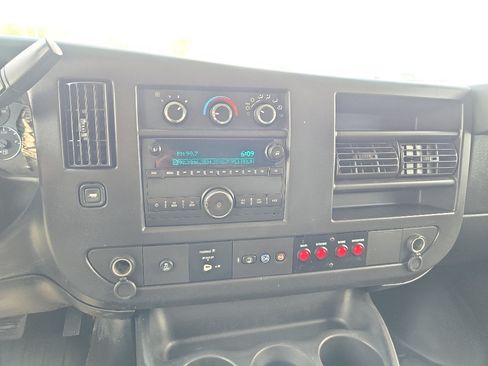 Used 2015 Chevrolet Express 2500 RWD image 23