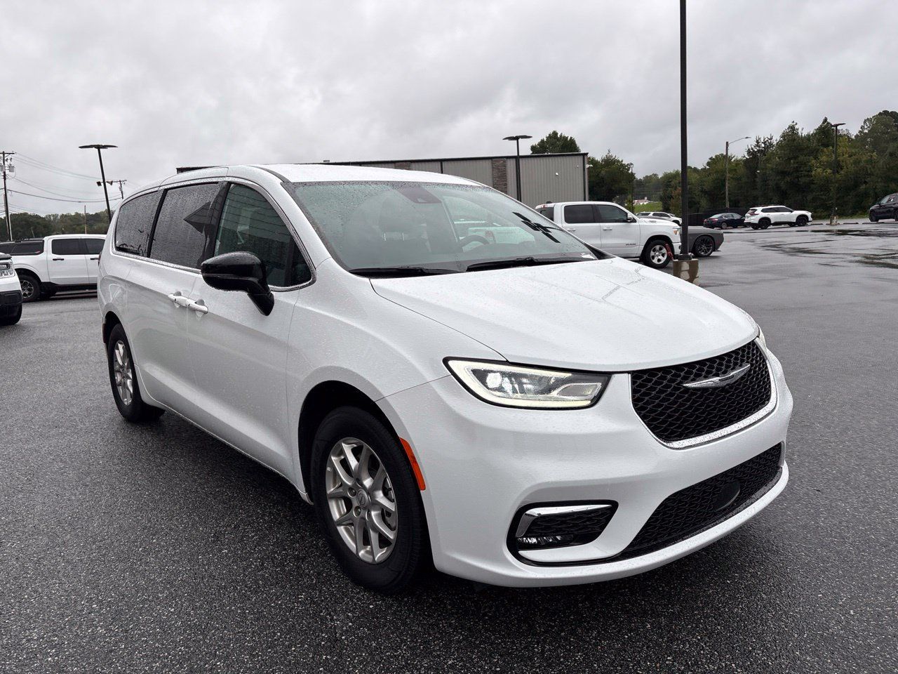 Used 2025 Chrysler Pacifica Select FWD image 11