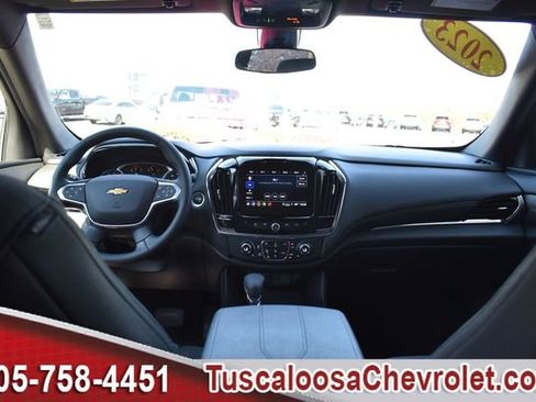 Used 2023 Chevrolet Traverse LT image 3