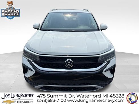 Used 2022 Volkswagen Taos SE w/ Panoramic Sunroof Package AWD/4WD image 9
